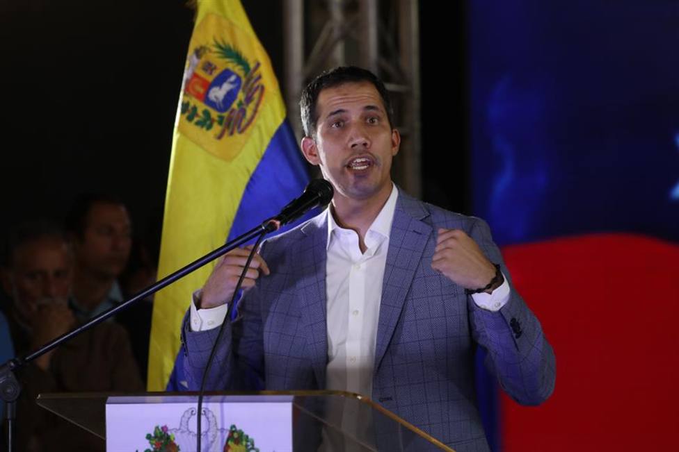 Guaidó se hace con el control de tres sedes diplomáticas en EEUU y quitan la foto de Maduro