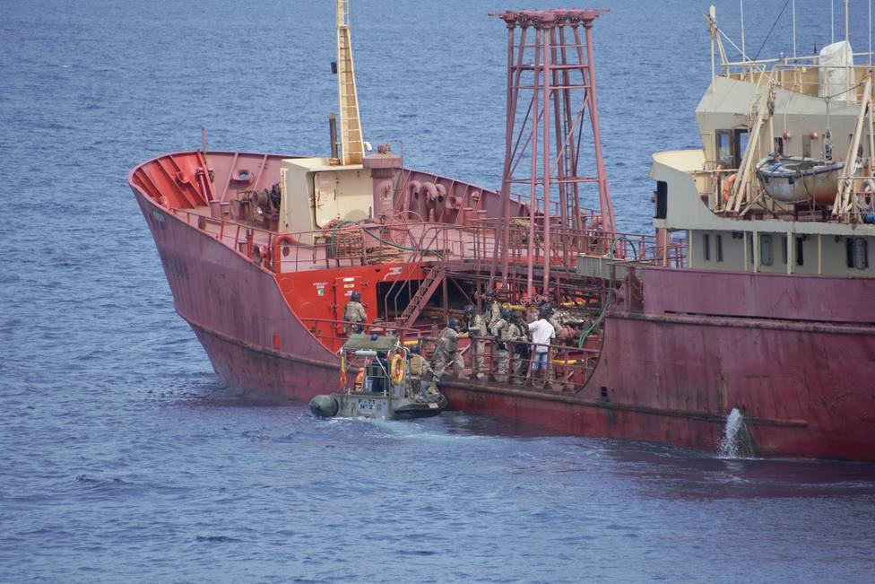 Liberación del buque retenido por integrantes de la dotación del Serviola - FOTO: Armada
