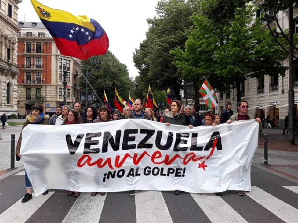 Bildu y Podemos se manifiestan en Bilbao para mostrar su preocupación por el golpe de Estado en Venezuela