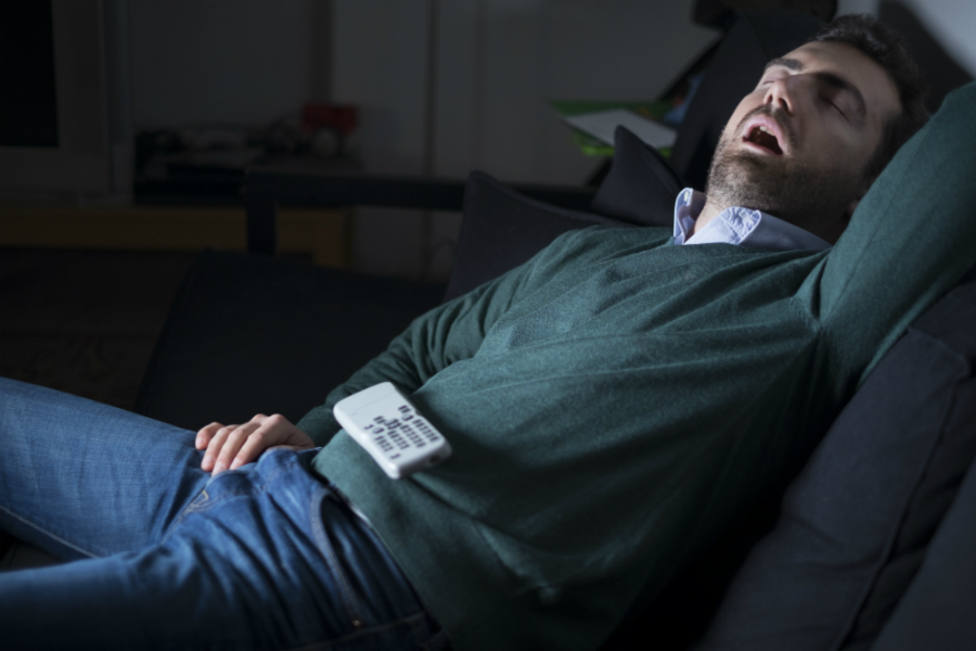 Un estudio afirma que dormir con la luz y el televisor encendido engorda