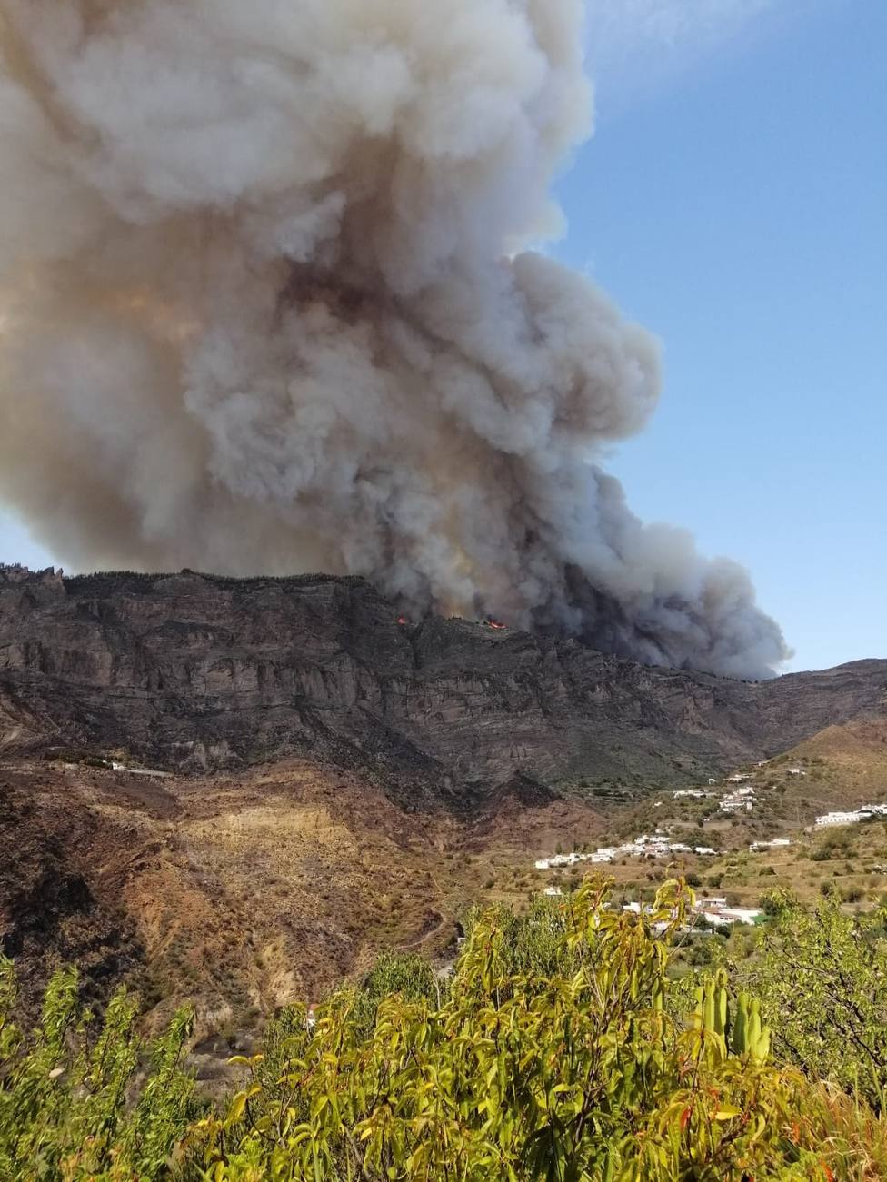 Ordenan la evacuación del casco de Tejeda (Gran Canaria) por el incendio