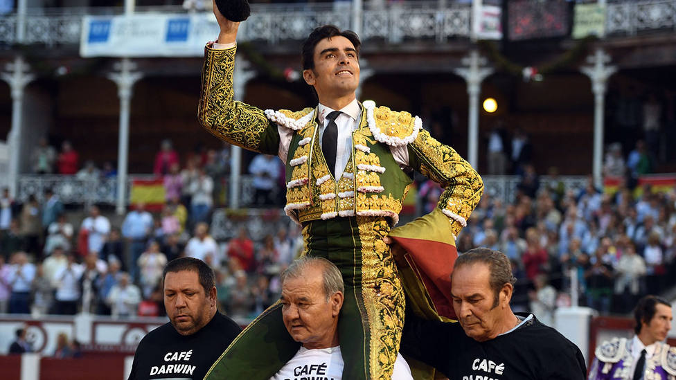Miguel Ángel Perera en su salida a hombros este domingo en la plaza de toros de Gijón