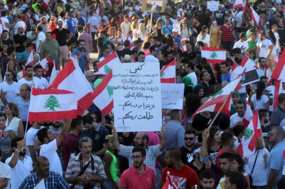 Manifestantes libaneses arrojan bolsas de basura contra las casas de políticos en Trípoli