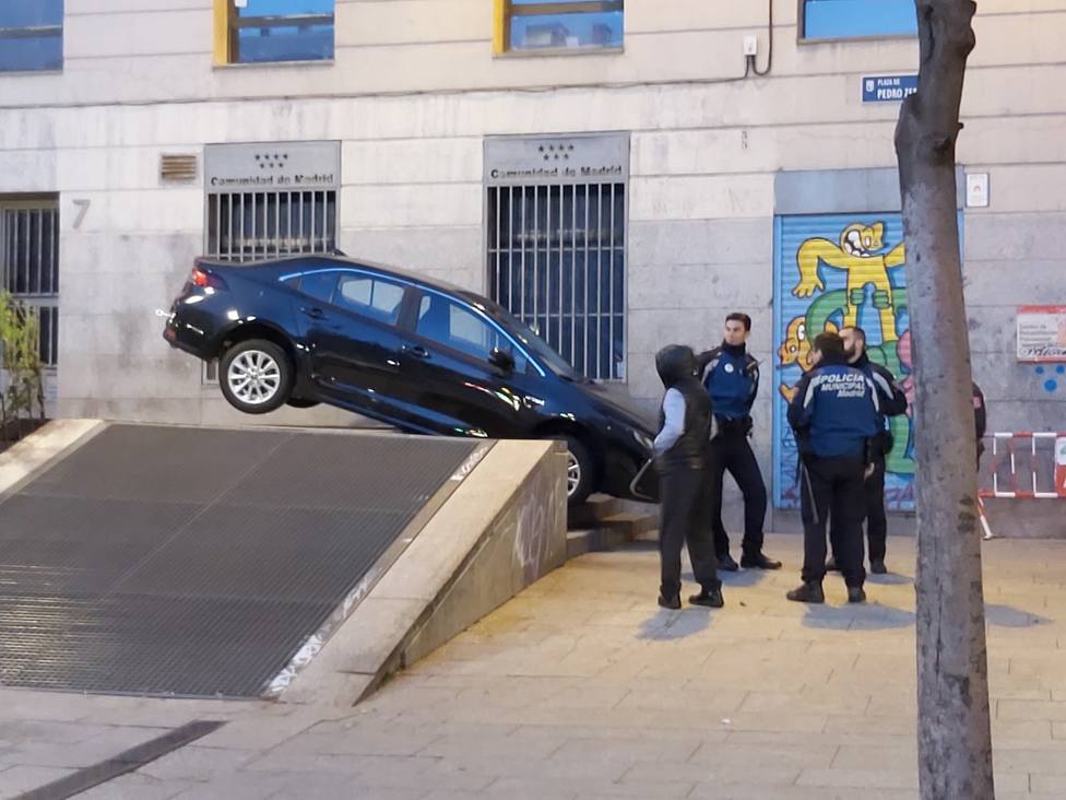 Las escaleras malditas de la Plaza Pedro Zerolo: el GPS lleva a los coches a quedarse encallados