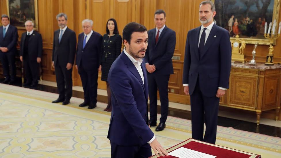 Garzón promete lealtad al Rey, con camisa blanca y chaqueta pero sin corbata