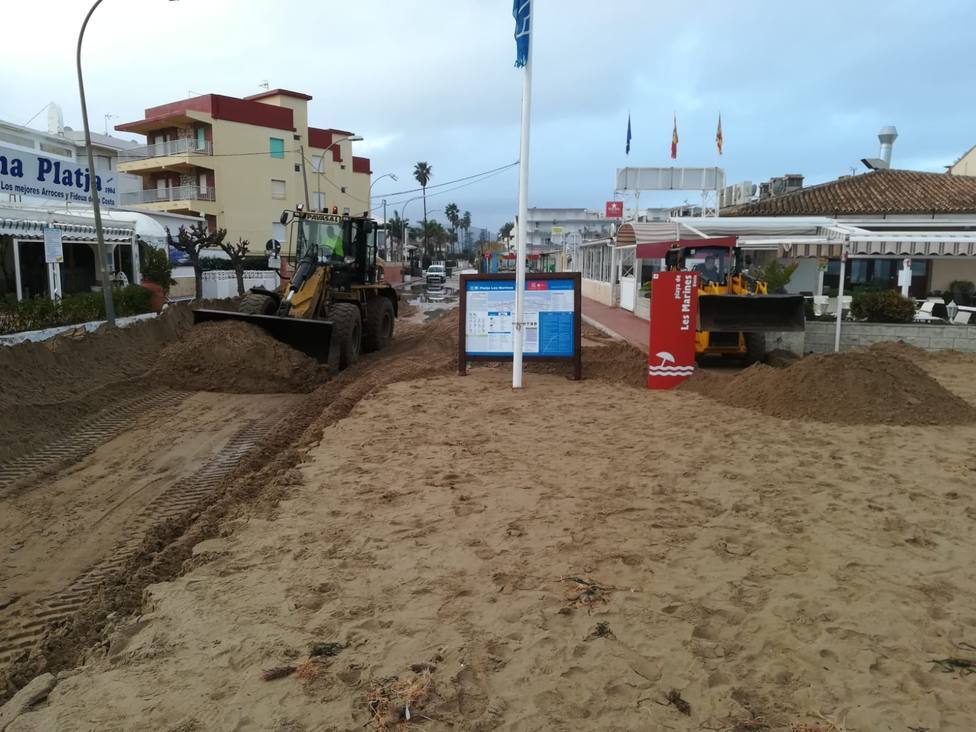 Trabajos de limpieza tras el temporal en las playas de Dénia