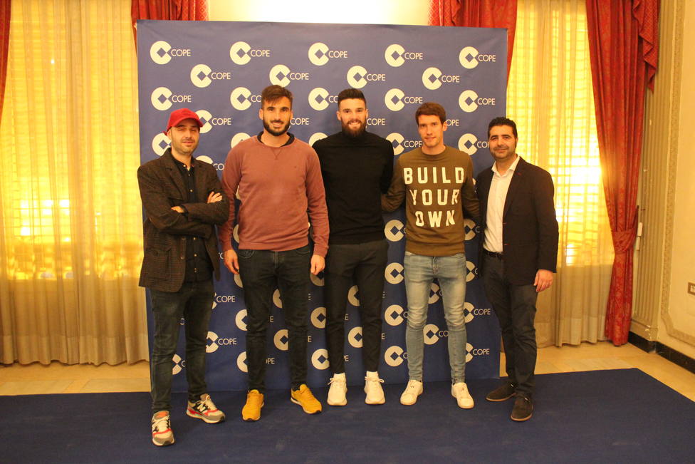 Jugadores del Castellón; Álvaro Campos, Eneko Satrústegui y Kako con Juan Igual y Quique Rodríguez