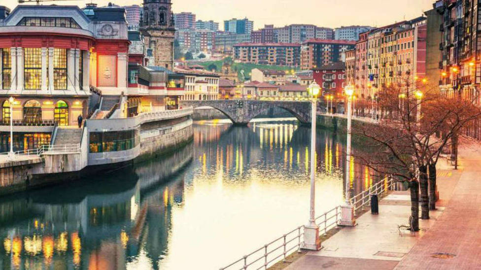 Un incendio en un hotel de Bilbao deja a casi 4.000 vecinos sin luz