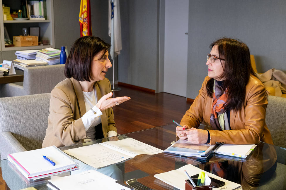 Angeles Vázquez y Ana Villarino en un momento de la reunión celebrada hoy en Santiago
