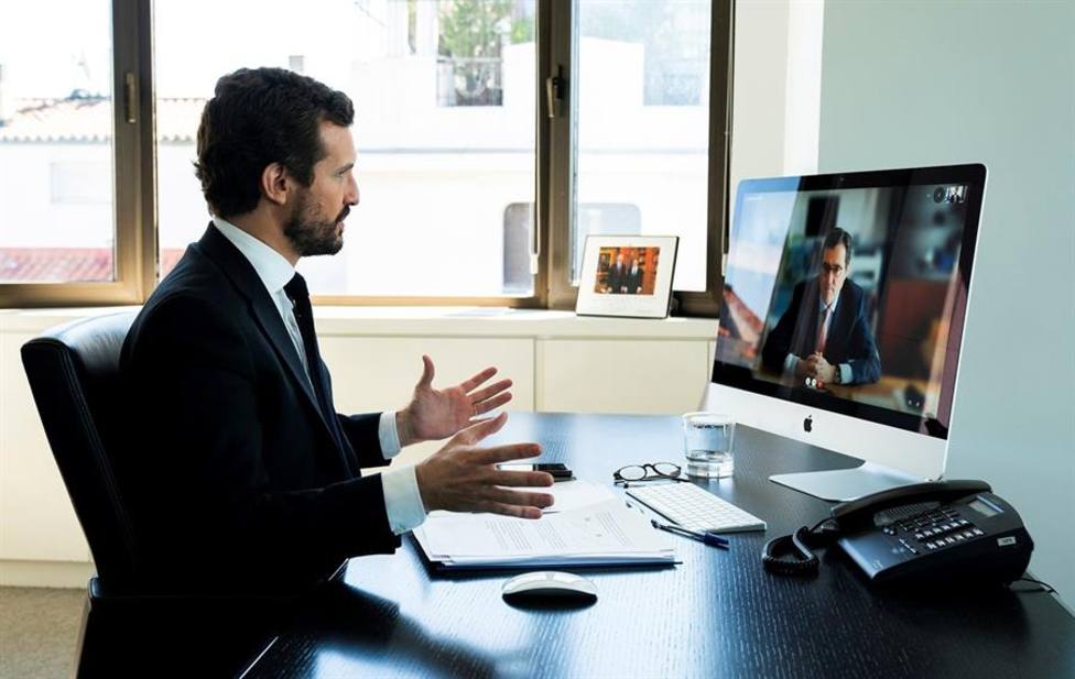 Pablo Casado hablando con el presidente de los empresarios españoles por videoconferencia