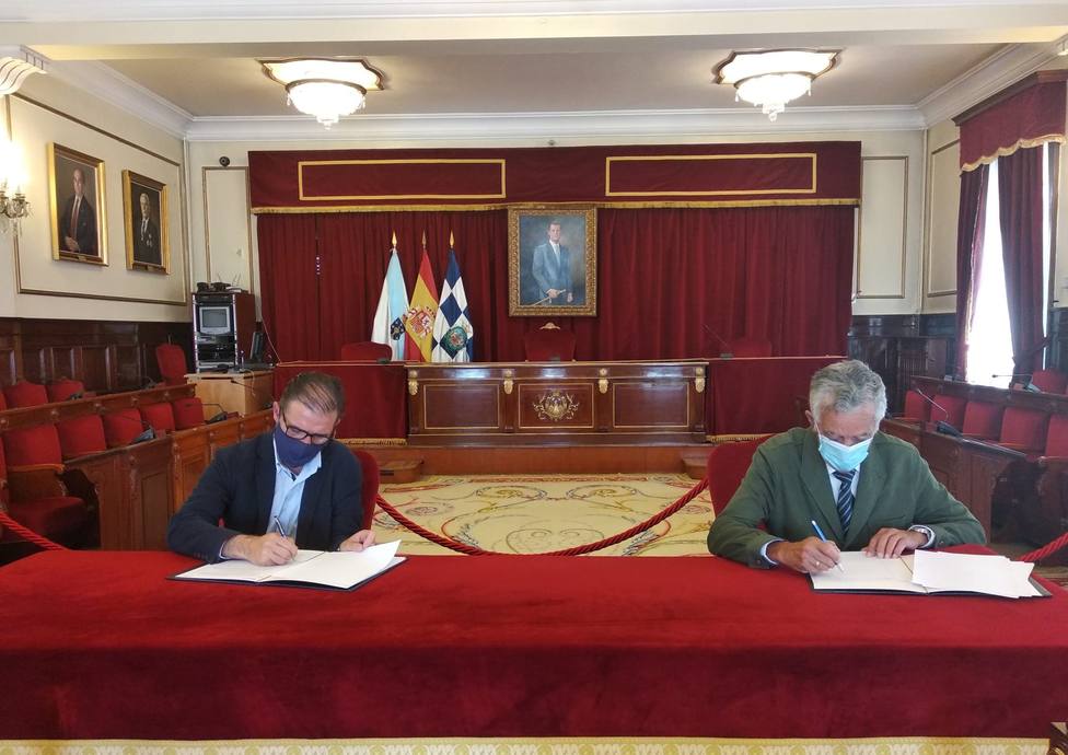 Firma entre Ángel Mato y Alberto Lens. FOTO: Concello de Ferrol