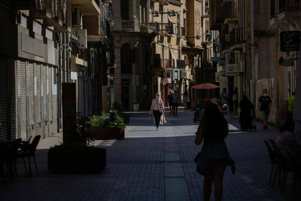 Varias personas caminan por una calle del centro de Lleida, capital de la comarca del Segrià, en Lleida.