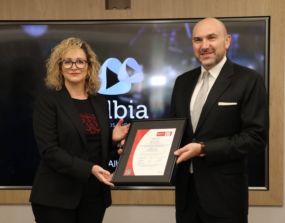 El director general de Albia, Juan Rodríguez, recogiendo uno de los certificados de calidad - FOTO: Cedida