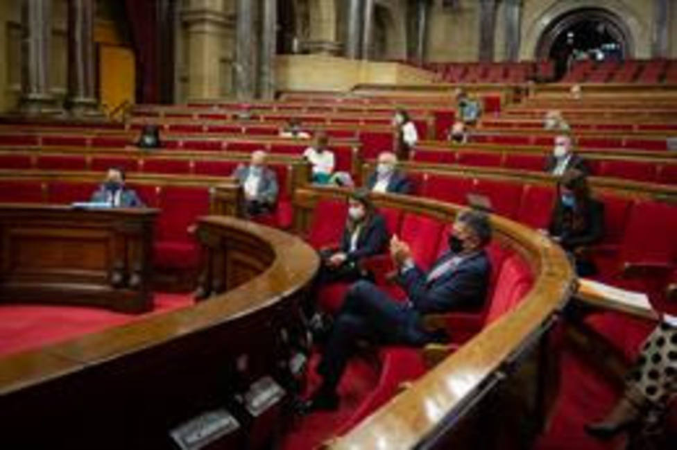 Vista general de un pleno celebrado en el Parlament de Cataluña para tratar la crisis sanitaria del coronaviru