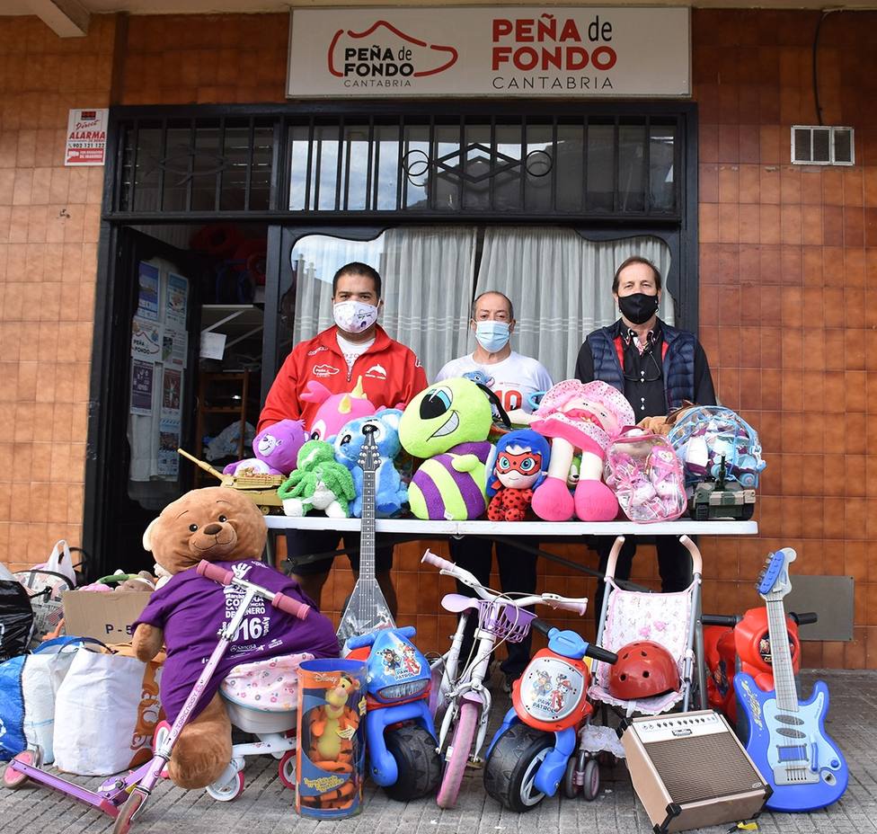 La Peña Fondo Cantabria posa con los juguetes donados