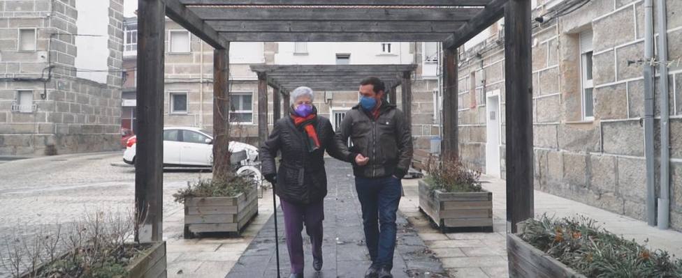 Rubén Riós y Lola Martínez paseando por las calles de Xinzo de Limia