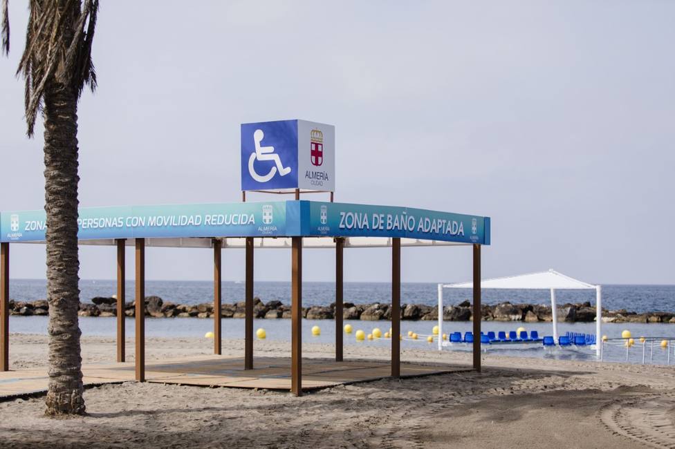 Adjudicados los servicios para la instalación de zonas de sombra y baño adaptado en las playas de Almería
