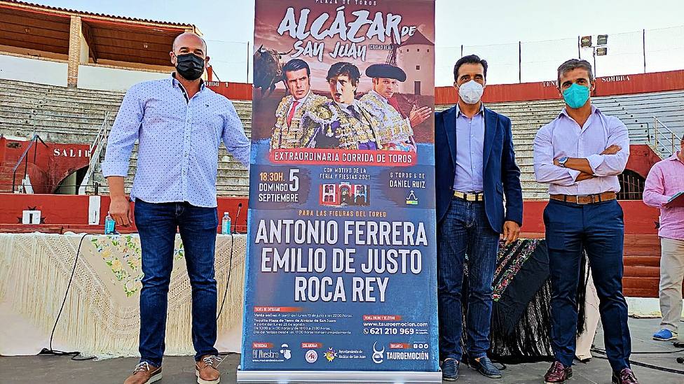 Benjamín Gallego, Javier Vázquez y Aníbal Ruiz junto al cartel anunciador de Alcázar de San Juan