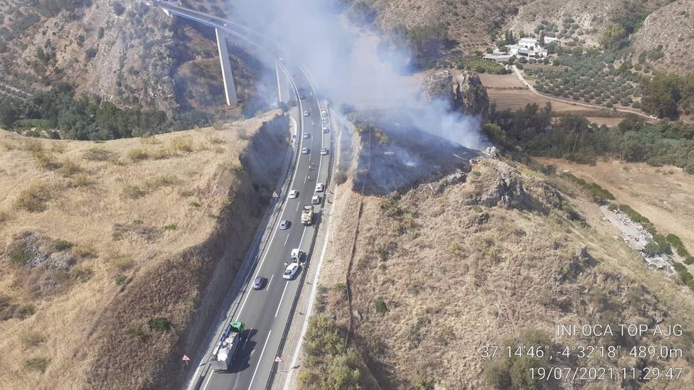 Un camión cae por un viaducto de 200 metros de altura en Benamejí y provoca un incendio