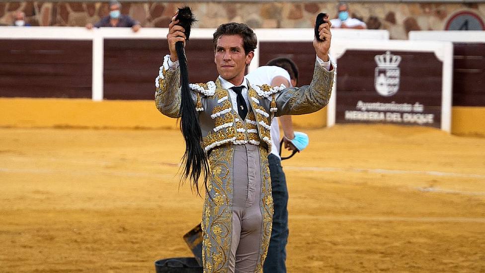 Ginés Marín con el rabo cortado este jueves en Herrera del Duque (Badajoz)