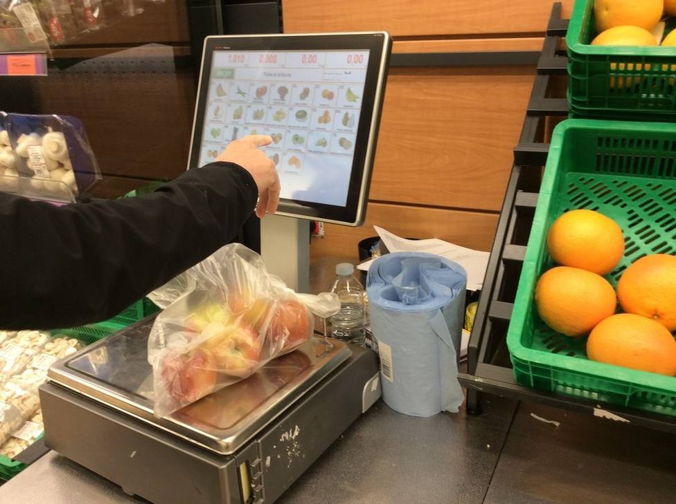 Pesando la fruta en un supermercado. Europa Press