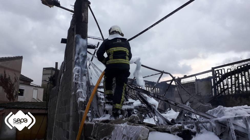 Un bombero trabaja en la extinción del incendio de Langreo