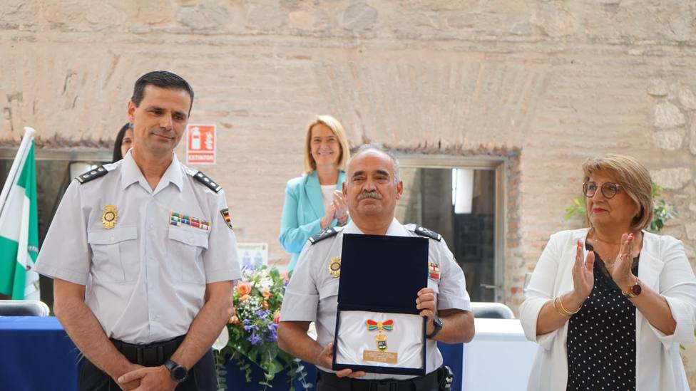 Carchuna y Calahonda entregan la Medalla de Oro a la Policía Nacional de Motril