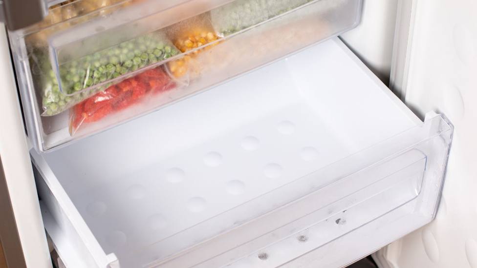 Cómo limpiar el congelador de forma rápida y eficaz: solo tardas 15 minutos en descongelarlo