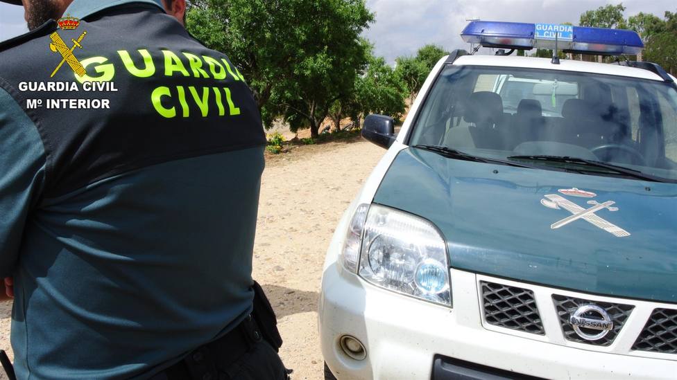 Dos guardias civiles salvan la vida de un joven, en Cuenca, que se había atragantado comiendo