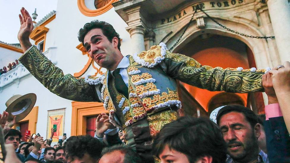 Tomás Rufo en su salida a hombros por la Puerta del Príncipe de Sevilla este jueves