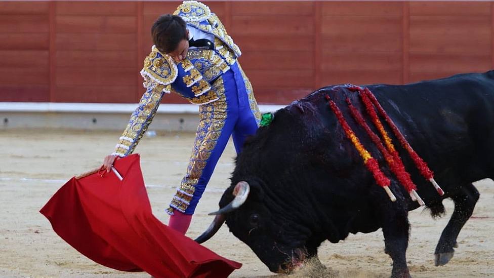 Derechazo de José Fernando Molina al toro de Fuente Ymbro al que cortó una oreja