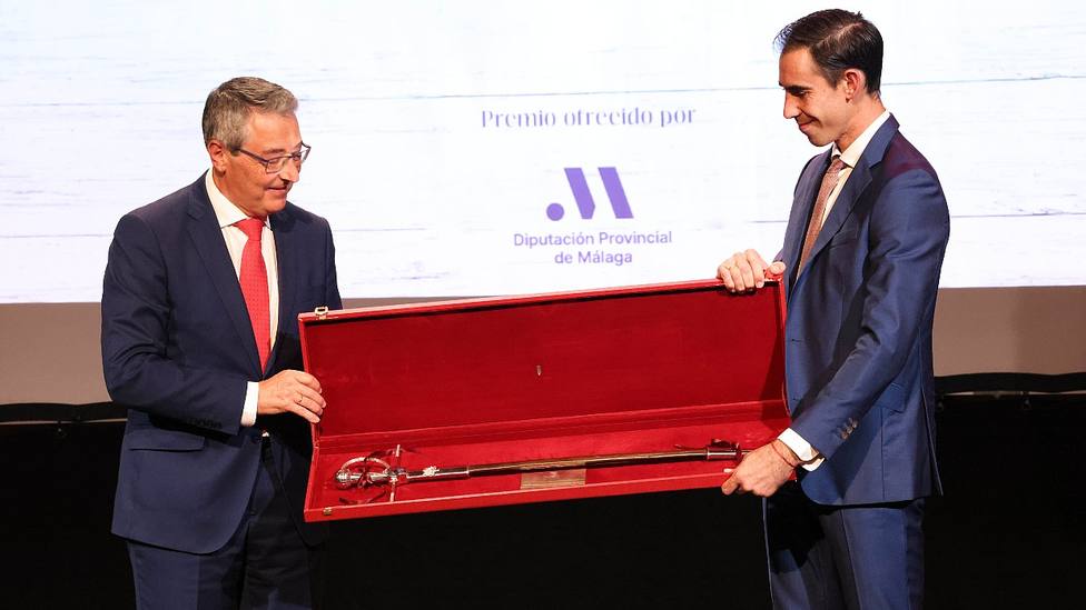 Saúl Jiménez Fortes recogiendo el Estoque de Plata a la mejor faena de Málaga