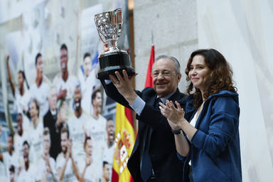 El presidente del Real Madrid, Florentino Pérez, junto a la presidenta de la Comunidad de Madrid, I