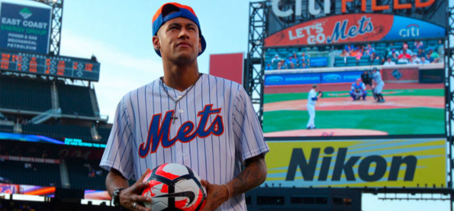 Neymar, antes del partido de béisbol New York Mets-Chicago White Sox. (REUTERS)