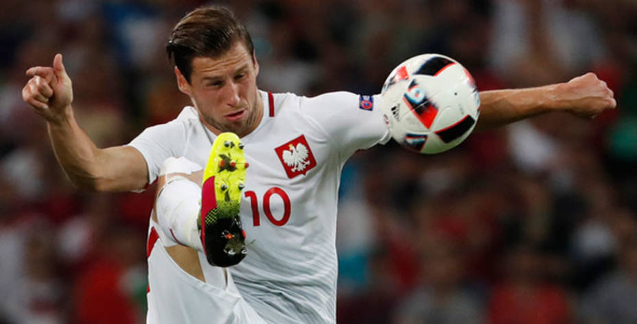El Sevilla ha hecho oficial la venta de Krychowiak al PSG. Reuters.