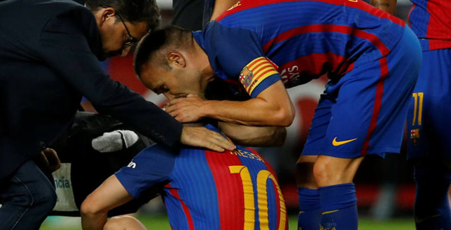 Iniesta le da un beso a Messi en el momento de su lesión (Reuters)