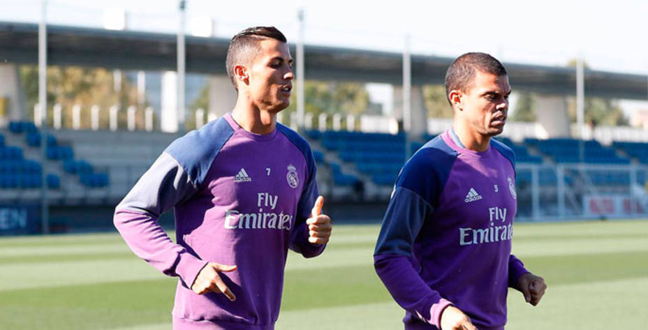 Pepe corre junto a Cristiano en el entrenamiento de este jueves. Foto: Real Madrid.