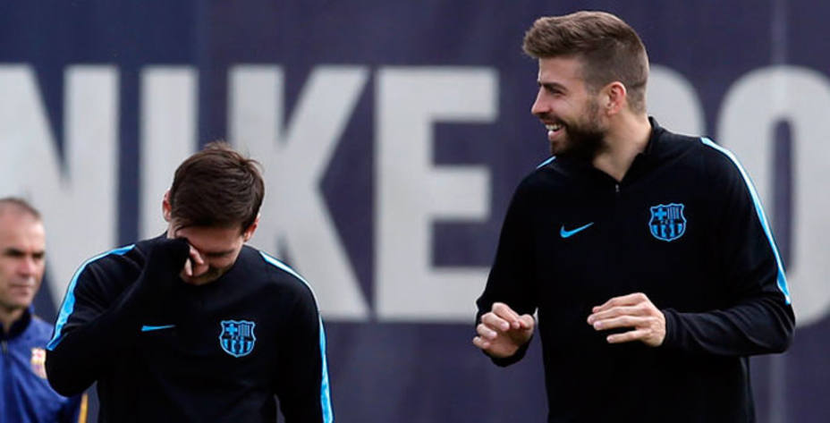 Piqué y Messi, durante un entrenamiento. Reuters