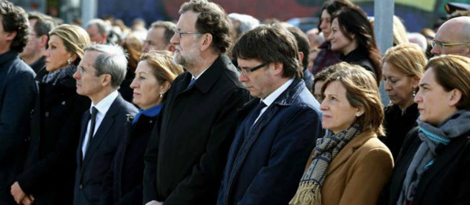 El presidente del Gobierno, Mariano Rajoy, y el presidente de la Generalitat, Carles Puigdemont, guardan un minuto de silencio