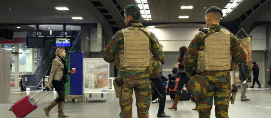 Soldados belgas patrullan una estación de Bruselas. REUTERS/Francois Lenoir
