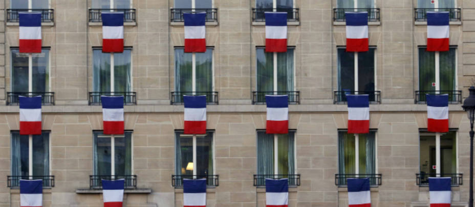 Banderas de Francia en París en homenaje a las víctimas del 13-N. REUTERS