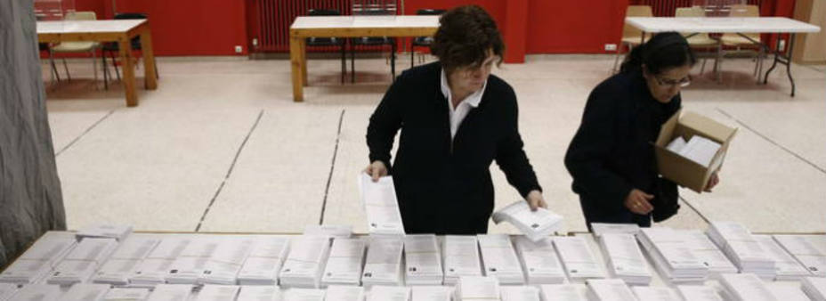 Urnas y papeletas en un colegio electora de Pamplona / Foto: EFE