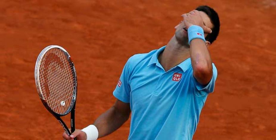 Djokovic se lamenta por el error no forzado que le da la final a Nadal. (Reuters)