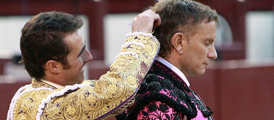 El Fandi cortando la coleta a Julio Aparicio en Las Ventas en 2012. ARCHIVO