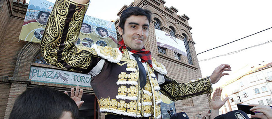 Miguel Ángel Perera en su salida a hombros tras su actuación en Teruel. ARCHIVO