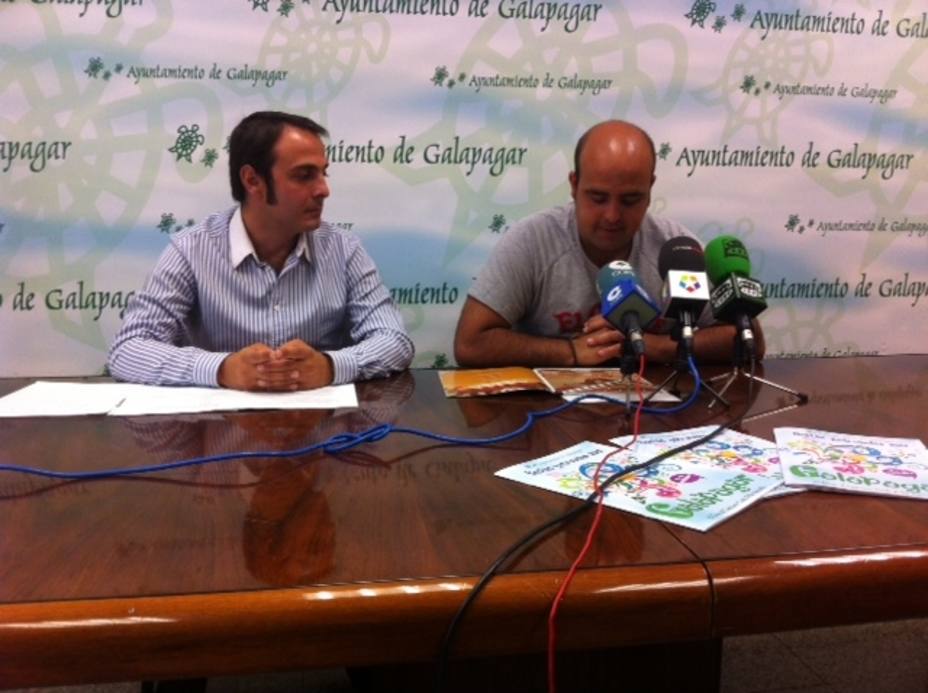 El concejal de Festejos, Javier Álvarez, y Jorge González, de la ganadería Hermanos Pérez Villena, en la presentación de las fiestas