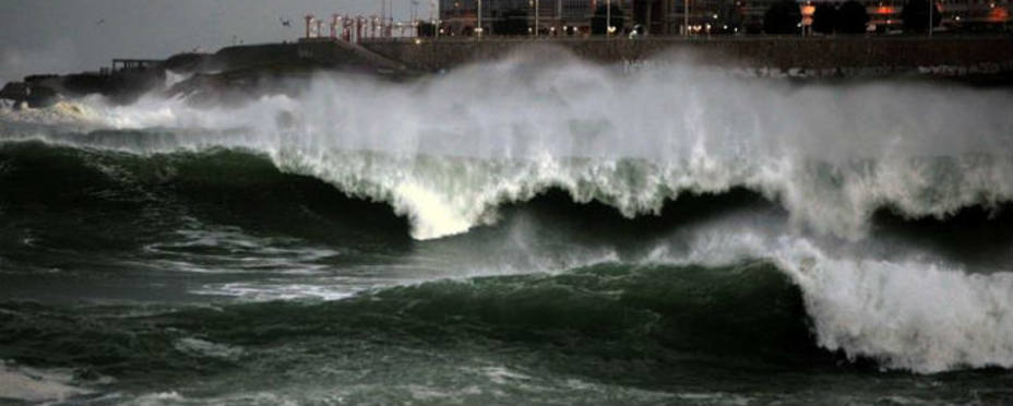 Grandes olas rompían frente a la playa de Riazor de La Coruña. EFE