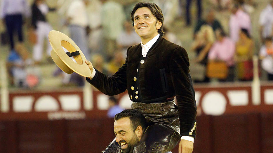 Diego Ventura en su salida a hombros en el cierra de la Feria de Málaga