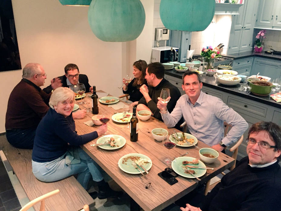 El expresidente de la Generalitat de Cataluña y los cuatro exconsejeros que le acompañan en Bélgica cenaron anoche en casa del diputado del partido nacionalista flamenco (N-VA) Lorin Parys,