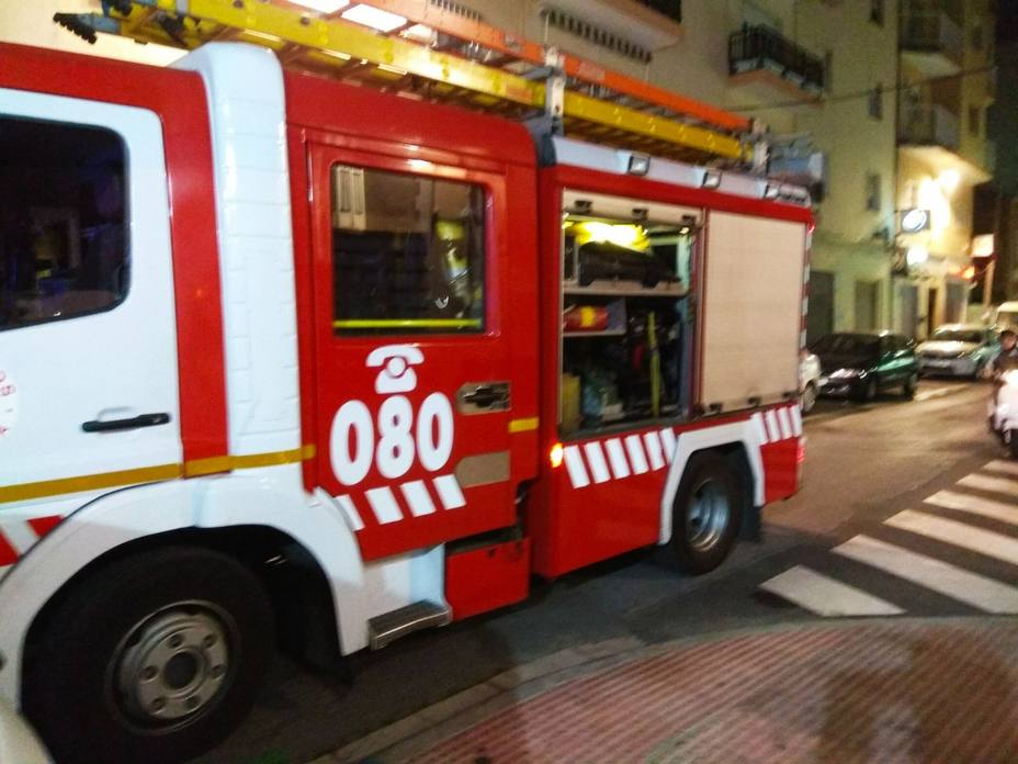 Dos heridos y 14 vecinos desalojados por un incendio en un edificio de Adra (Almería)
